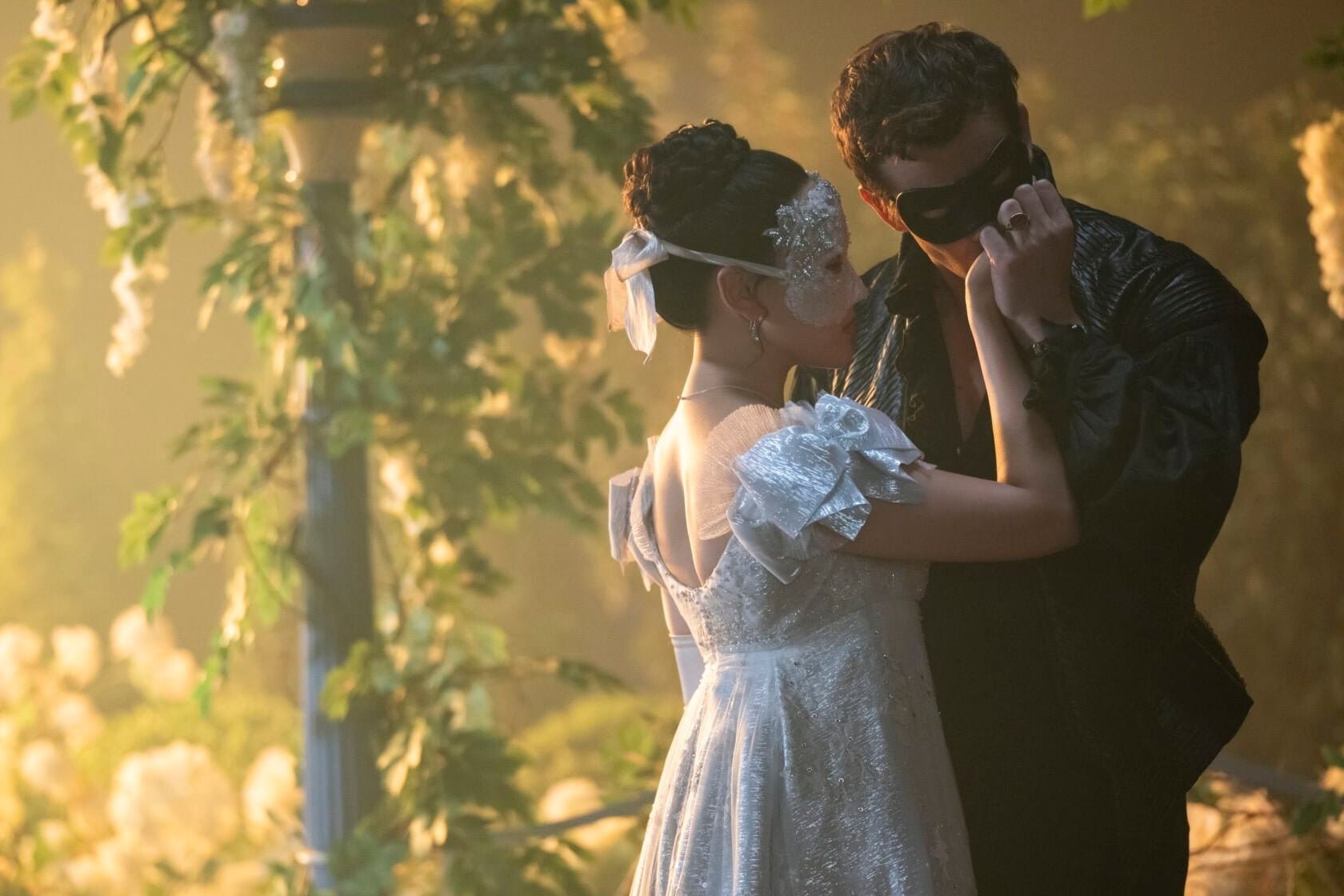 Bridgerton. (L to R) Yerin Ha as Sophie Beckett, Luke Thompson as Benedict Bridgerton in episode 401 of Bridgerton. Cr. Liam Daniel/Netflix © 2025