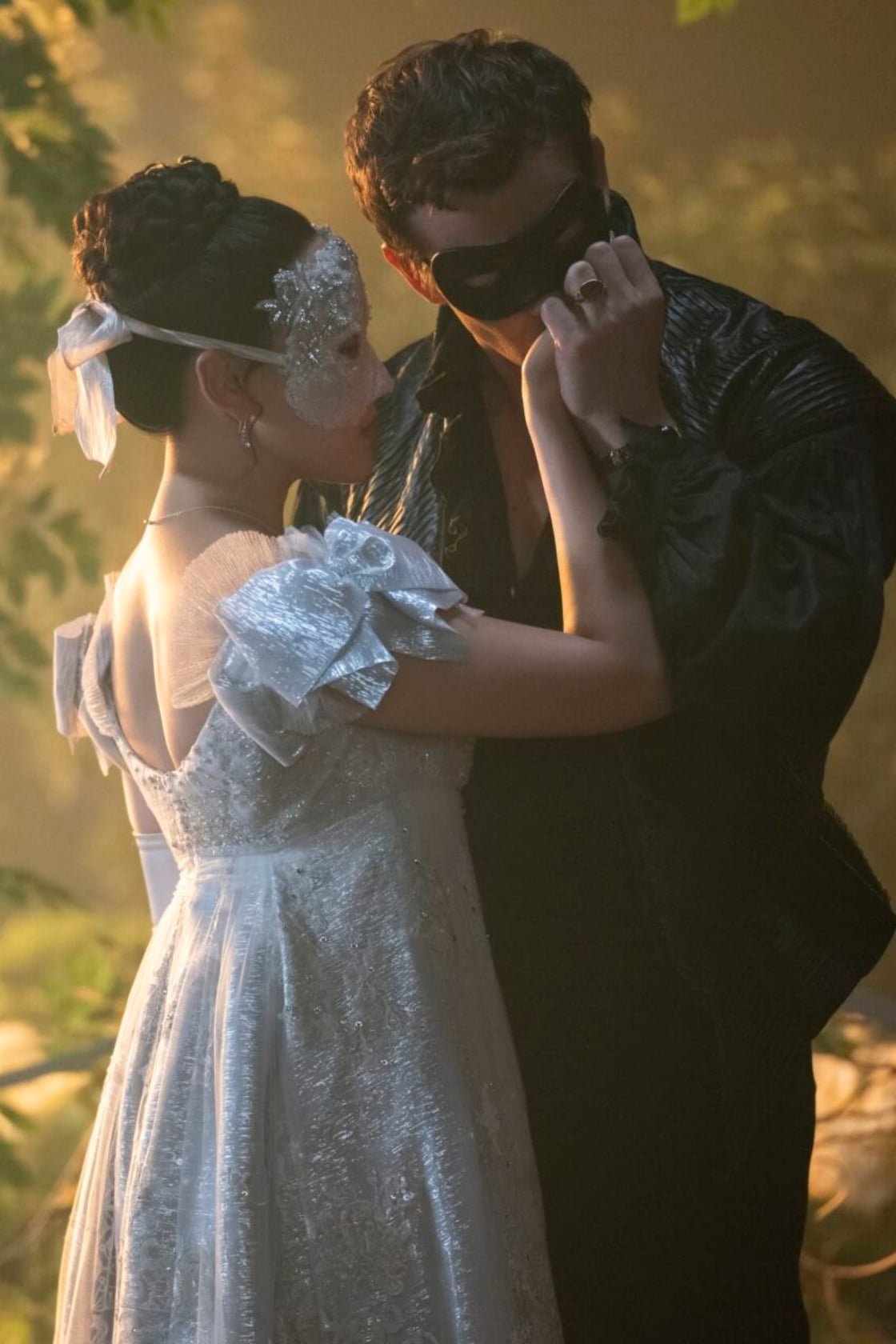 Bridgerton. (L to R) Yerin Ha as Sophie Beckett, Luke Thompson as Benedict Bridgerton in episode 401 of Bridgerton. Cr. Liam Daniel/Netflix © 2025