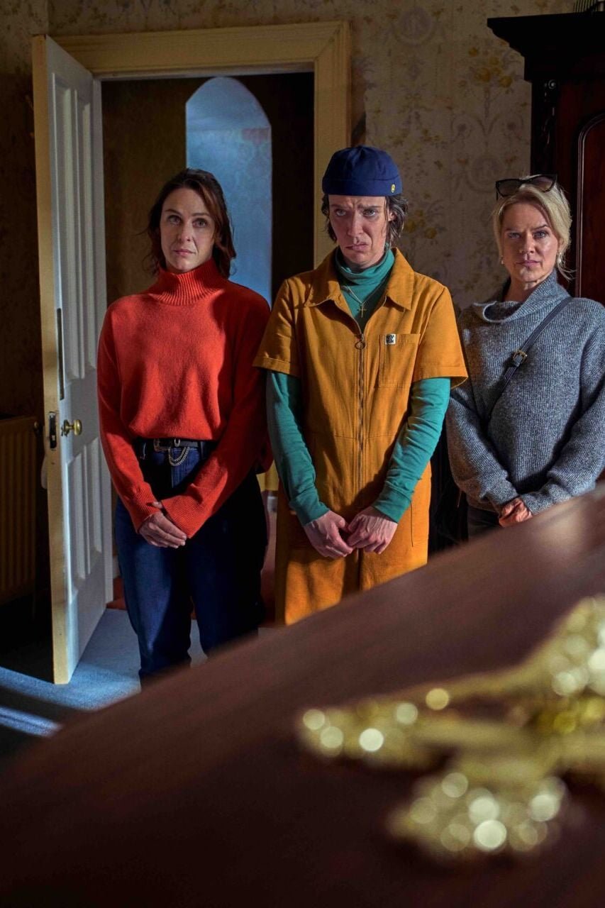 How To Get To Heaven From Belfast Season 1. Roisin Gallagher as Saoirse Shaw, Caoilfhionn Dunne as Dara Friel, Sinead Keenan as Robyn Winters Cr. Christopher Barr/Netflix