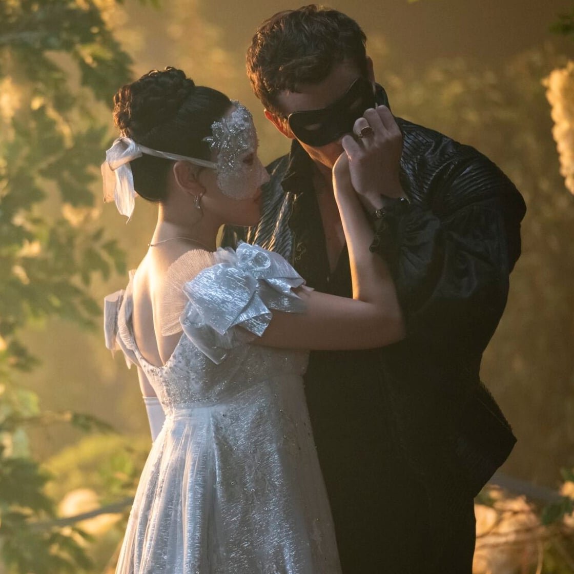 Bridgerton. (L to R) Yerin Ha as Sophie Beckett, Luke Thompson as Benedict Bridgerton in episode 401 of Bridgerton. Cr. Liam Daniel/Netflix © 2025