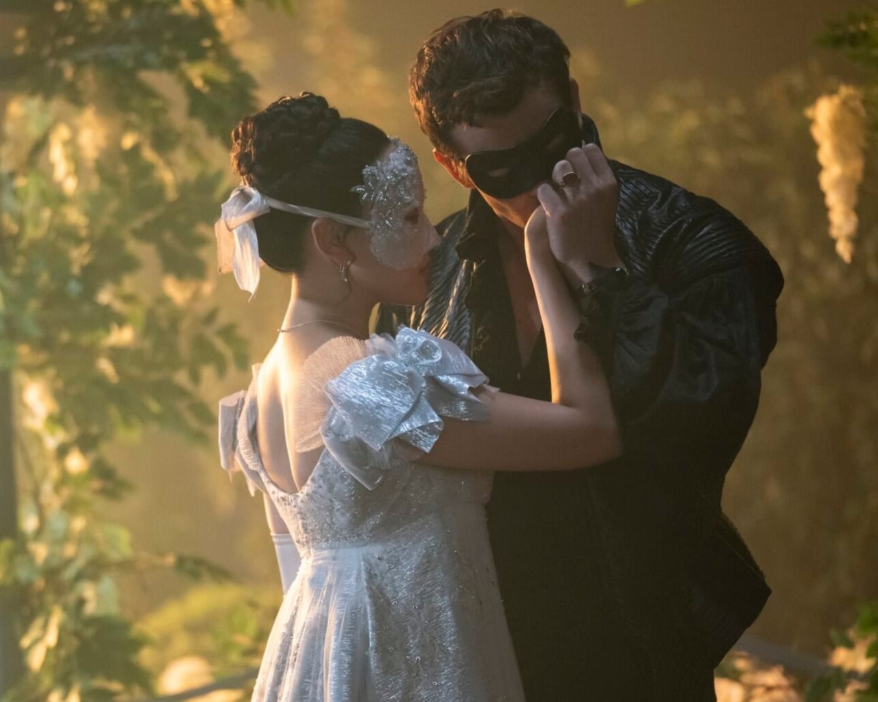 Bridgerton. (L to R) Yerin Ha as Sophie Beckett, Luke Thompson as Benedict Bridgerton in episode 401 of Bridgerton. Cr. Liam Daniel/Netflix © 2025