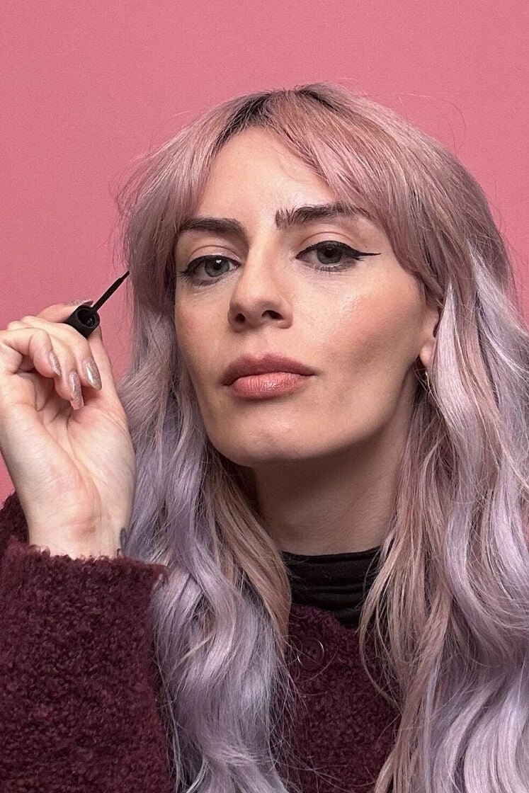 ellen scott applying eyeliner